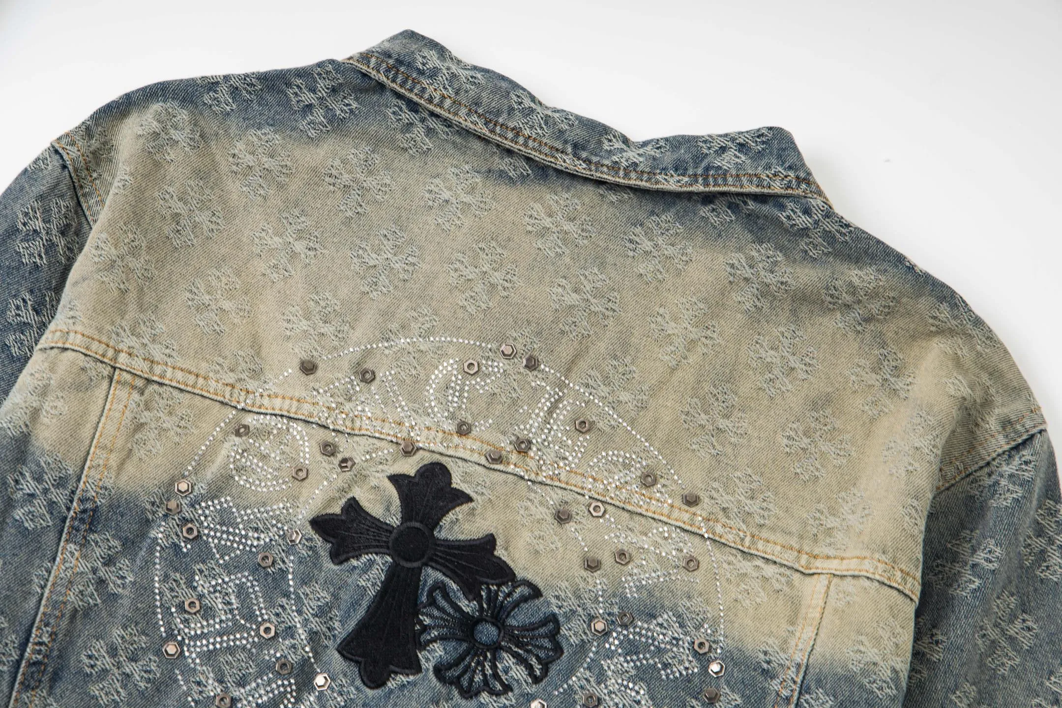 P340 Style No.: Y194 ChromeHearts heavy-duty steel-printed classic Sanskrit all-over jacquard hot-drilled denim jacket for men and women. New ChromeHearts Sanskrit printed custom fabric jacket. Gradient color wash, hot-drilled cross denim jacket on the back. A very heavy-duty one. The top is made of heavy weight. Presbyopia is suitable for early autumn outings. The denim fabric can be directly machine washed without deformation. Washing and distressing also give a sense of high-end. Power style wear, follow the photo and mirror. The gradient color is super high-end 💕 Each diamond shines with a unique light, as if telling a fashion story ✨ The steel-printed jacquard adds a three-dimensional and artistic sense, making this jacket instantly unique. Size:s m l xl